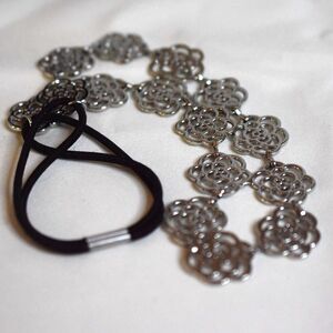 NWOT OOMPH Filigree Rose Silver Tone 16" Stretch Hair Band